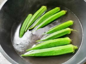 锅中水开，加一丟丟油和盐，再放入秋葵煮1分钟捞出过凉。