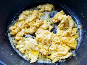 鸡蛋煎熟盛出。