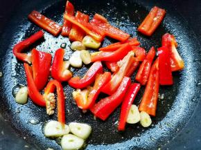 锅中热油，炒香蒜片，加入红椒翻炒一分钟，