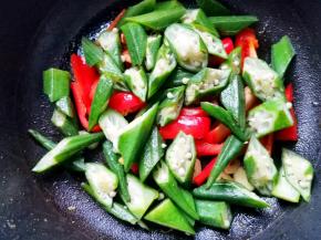 放入秋葵快速翻炒均匀，