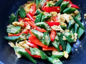 放入鸡蛋炒匀。