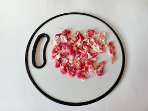 猪肉改刀切成细丝。