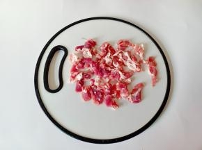 猪肉改刀切成细丝。