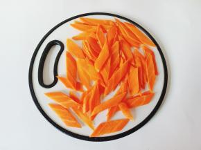 胡萝卜削皮切成菱形片。