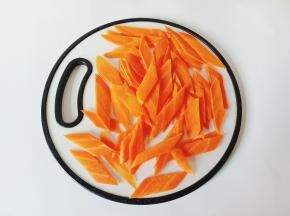 胡萝卜削皮切成菱形片。