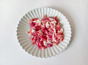 把猪肉丝放在盘子里。