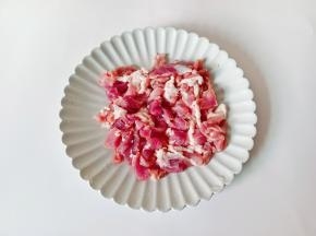 把猪肉丝放在盘子里。