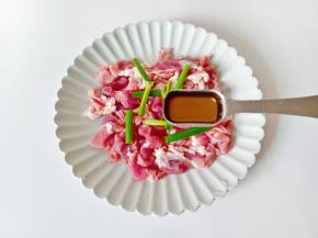 加上料酒一勺。