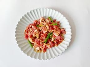 抓拌均匀腌制十分钟。