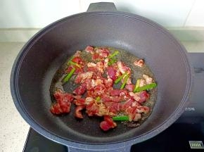 热锅热油放入肉丝煸炒。