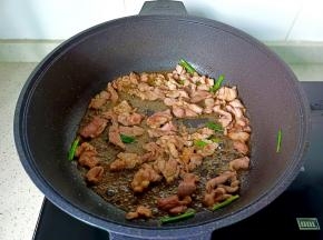 爆炒到肉丝变色。