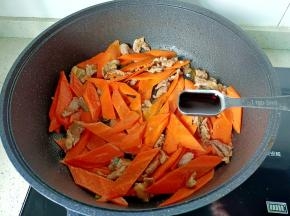 翻炒至胡萝卜丝断生加生抽一勺。