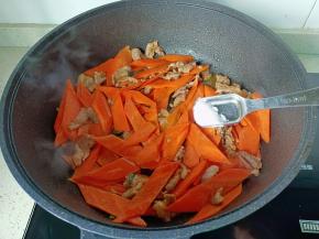 盐一勺翻炒均匀。