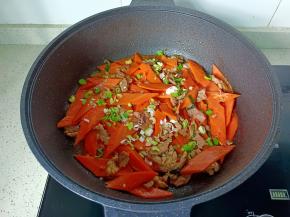 出锅前撒入蒜苗即可！