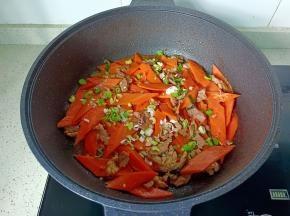 出锅前撒入蒜苗即可！