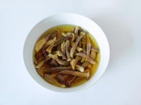 鹿茸菇提前用温水浸泡。【鹿茸菇清洗干净后泡发好的水可以一起下锅炖】