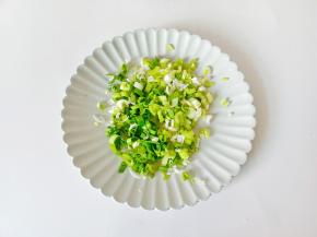 蒜苗对半切开，切成细末。