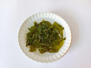 裙带菜提前十分钟浸泡就可以。