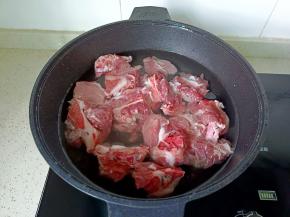 猪骨冷水下锅。