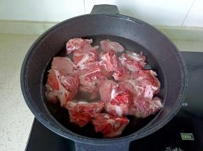 猪骨冷水下锅。