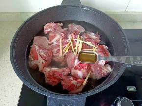 加入料酒两勺。