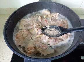 开大火焯水，期间撇去浮沫。