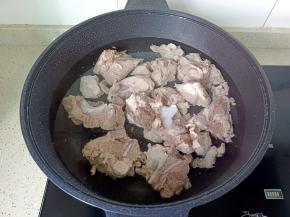 清洗干净的猪杂骨重新冷水下锅。