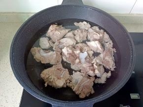 清洗干净的猪杂骨重新冷水下锅。