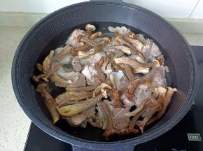 把鹿茸菇一起放下去炖。