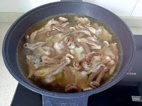 开大火煮开转中火炖45分钟【或者放高压锅压熟】