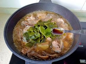 炖至汤汁浓郁，加入裙带菜，盐，生抽调味。