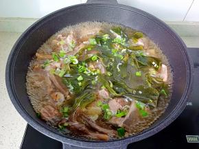 裙带菜很容易熟，出锅前撒点蒜苗。