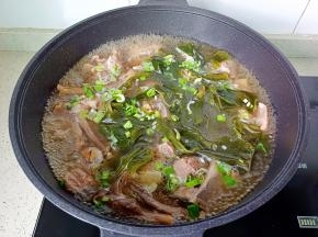 裙带菜很容易熟，出锅前撒点蒜苗。