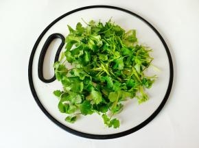 香菜清洗干净后切成寸段。