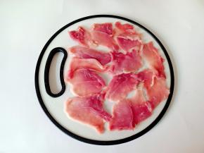 猪肉切成薄片。