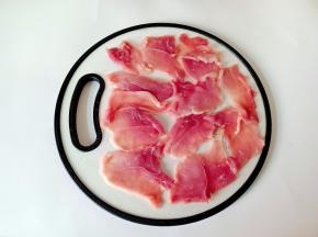 猪肉切成薄片。