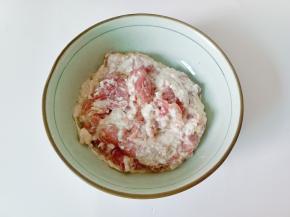 再放入腌制好的肉片，裹上红薯粉。