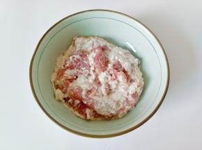 再放入腌制好的肉片，裹上红薯粉。