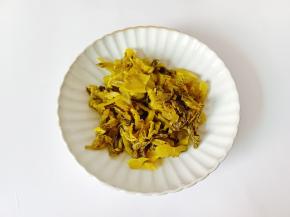 酸菜清洗干净后切好备用。