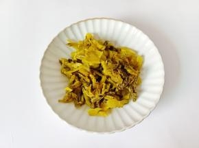 酸菜清洗干净后切好备用。