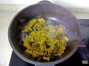 热锅热油放入酸菜爆香。