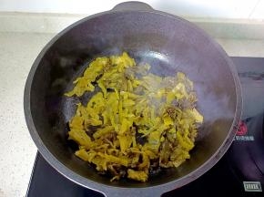 热锅热油放入酸菜爆香。