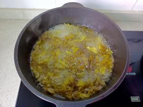 加入适量的开水或者高汤。