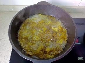 加入适量的开水或者高汤。