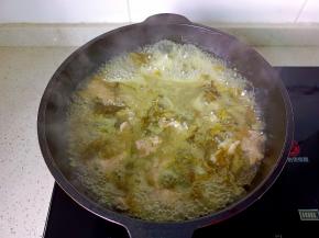 水开后把肉片一片一片放下，先不要翻动，让热片自然定型。