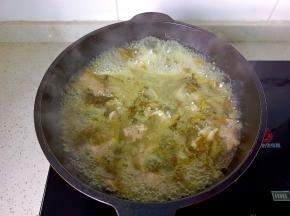 水开后把肉片一片一片放下，先不要翻动，让热片自然定型。