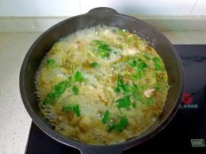 带肉片煮熟，加盐调味，放入香菜即可。