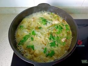 带肉片煮熟，加盐调味，放入香菜即可。