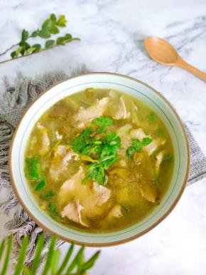 肉片又滑又嫩，汤汁酸香开胃！