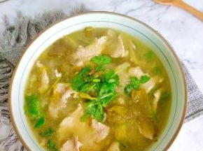 肉片又滑又嫩，汤汁酸香开胃！